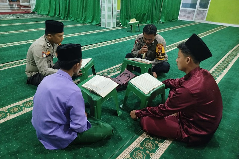 Personel Polsek Siak Kecil mengikuti tadarus Alquran selama bulan suci Ramadan di Masjid dan Musala.