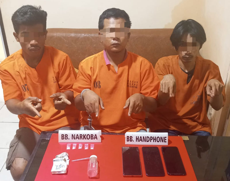 Tim Opsnal Satres Narkoba Polres Kampar mengamankan tiga tersangka pengedar dan pemakai narkoba jenis sabu di Dusun III Padang Terap, RT 004, RW 009 Desa Muaro Jolai, Kecamatan Kampar Utara.