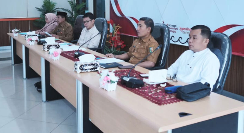 Pj Sekda Kuansing dr H Fahdiansyah SpOg memimpin rapat uji publik Ranperda pengelolaan Zakat Kuansing di ruang multimedia Kantor Bupati Kuansing.