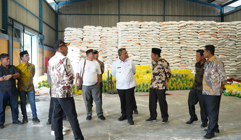 Bupati Rohul Anton ST MM didampingi kepala OPD terkait meninjau ketersedian stok beras di Gudang Bulog di Desa Tandun, Kecamatan Tandun, Kamis (6/3/2025).