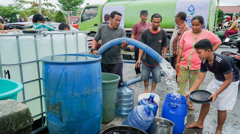 Warga korban banjir mengambil air bersih yang disediakan oleh PDAM Tirta Siak Pekanbaru di Kelurahan Meranti Pandak, Kecamatan Rumbai, Kamis (6/3/2025).