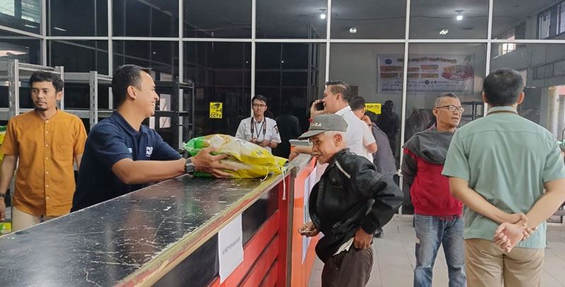 Warga berbelanja beras dengan harga murah di kegiatan operasi pasar pangan murah di Kantor Pos Sudirman, Kamis (6/3/2025).