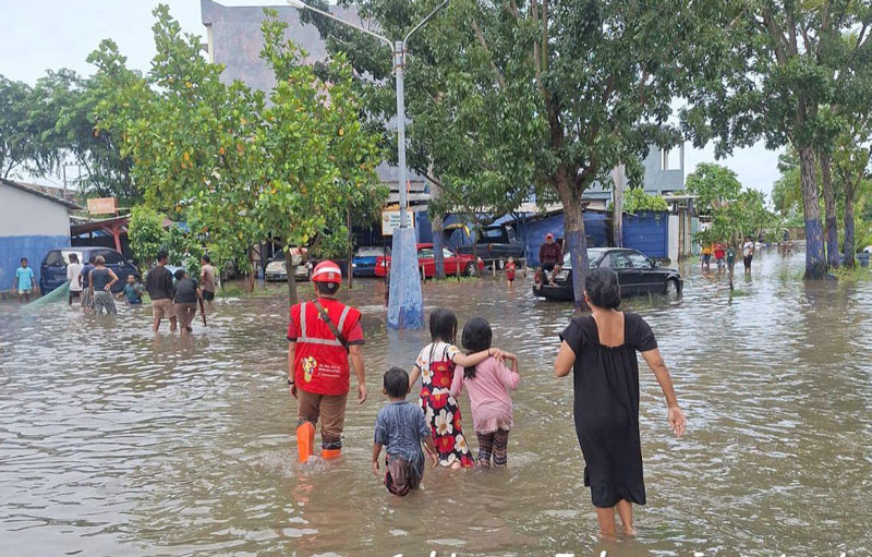 Petugas PLN datang langsung ke lokasi terdampak banjir di Kecamatan Tanjung Senang, Kota Bandar Lampung, pada Kamis (27/2/2025).