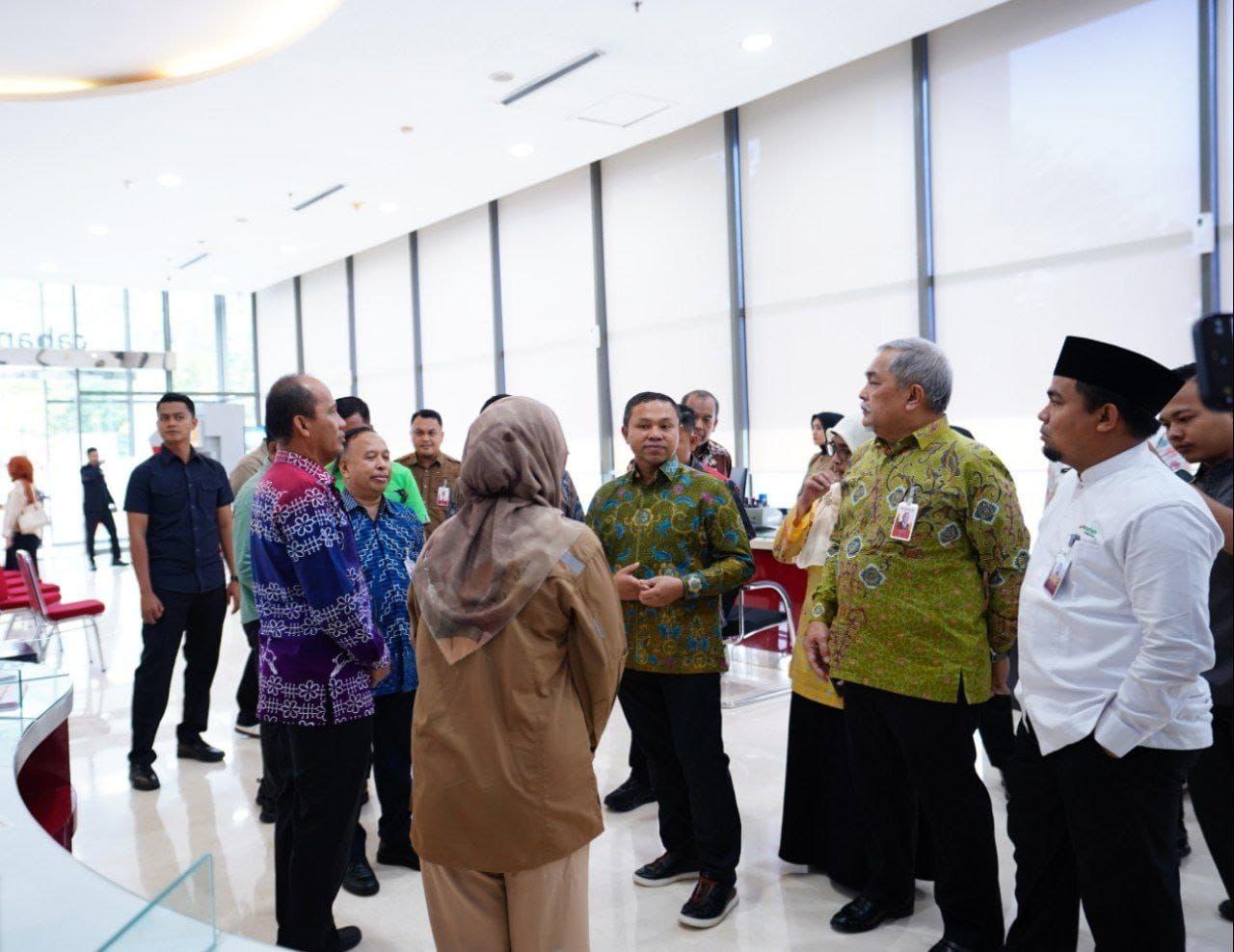 Kunjungan Kerja Gubernur Riau Abdul Wahid bersama Wakil Gubernur Riau SF Hariyanto ke kantor pusat BRK Syariah di Menara Dang Merdu, Kamis (6/3/2025) pagi.