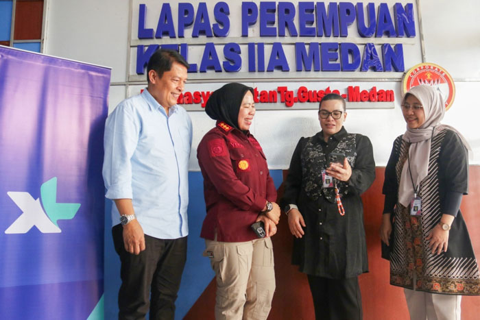 Head of Sales XL Axiata Northern West, Horas Lubis (paling kiri), Kalapas Perempuan Kelas IIA Medan Yekti Apriyanti, Group Head XL Axiata West Region Desy, dan Head Direct Channel Region West Nadra D