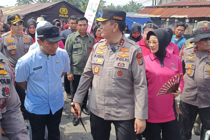 Wali Kota Pekanbaru Agung bersama Kapolda saat meninjau lokasi banjir,  Jumat (7/3/2025).