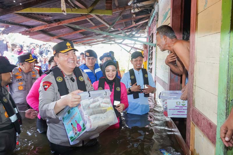 Memberikan bantuan saat meninjau warga terdampak banjir di Kelurahan Sri Meranti, Kecamatan Rumbai, Pekanbaru, Jumat (7/3/2025).