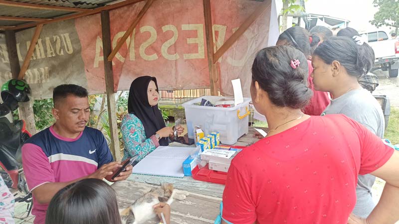 Petugas menyediakan obat-obatan kepada warga yang terdampak banjir di Jalan Nelayan, RW 03, Kelurahan Sri Meranti Pandak, Pekanbaru, Jumat (7/3/2025).