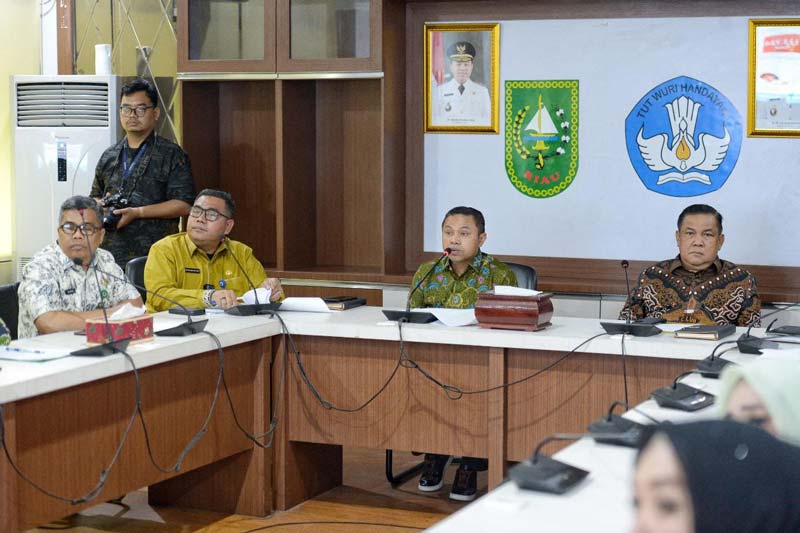 Gubernur Riau Abdul Wahid (dua kanan) didampingi Wakil Gubernur Riau SF Hariyanto (kanan) saat memimpin rapat di Kantor Dinas Pendidikan Riau, Kamis (6/3/2025).