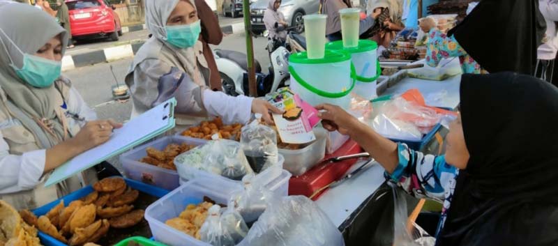 Petugas BBPOM Pekanbaru memberikan brosur ke pedagang takjil di Pasar Ramadan saat pengambilan sampel takjil untuk dilakukan pengujian, Rabu (5/3/2025)