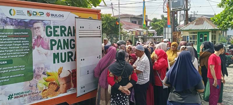 Warga mengelilingi mobil Pak Iwan untuk membeli bahan pangan murah di halaman Masjid An-Najah, Jalan Sakuntala, Kecamatan Marpoyan Damai, Pekanbaru, Jumat (7/3/2025).