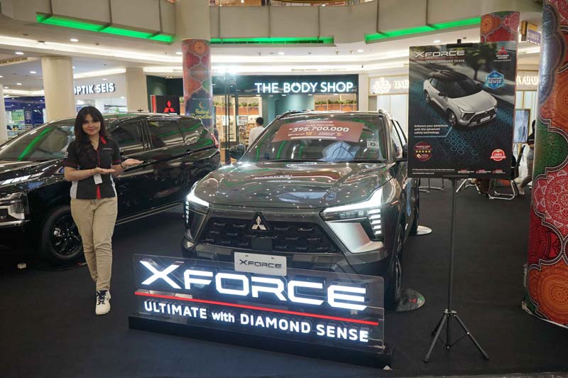 Sales Mitsubishi memperlihatkan produk mobil Mitsubishi saat pameran di Lantai Dasar Mal Ciputra Seraya Pekanbaru, Jumat (7/3/2025).