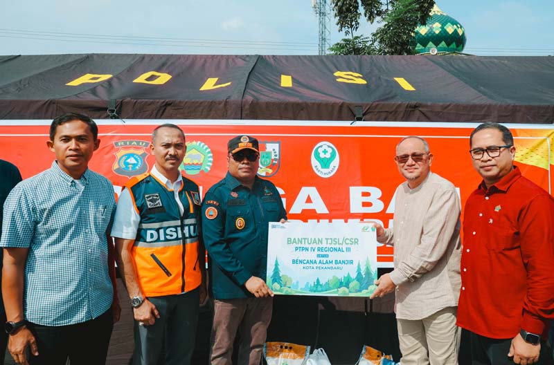 Region Head PTPN IV Regional III Ahmad Gusmar Harahap (dua kanan) saat meninjau dan menyalurkan bantuan kepada korban banjir Rumbai, Pekanbaru, Jumat (7/3/2025).