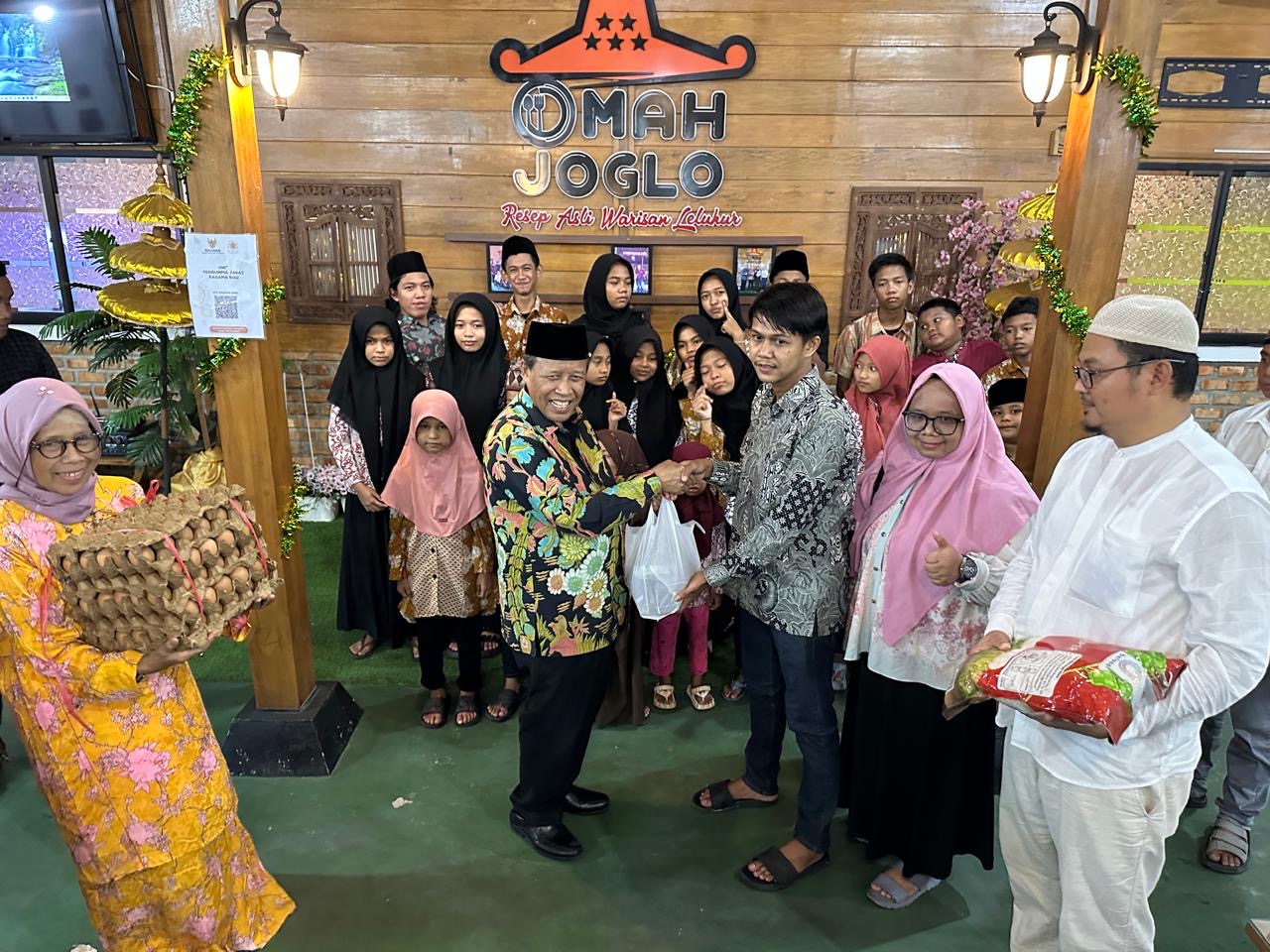 Momen Ketua Dewan Penasehat Kagama Riau Drh Chaidir dan pengurus Kagama Riau bersama anak yatim dan guru mengaji pada acara buka puasa bersama di Omah Joglo, Pekanbaru, Sabtu (8/3/2025).