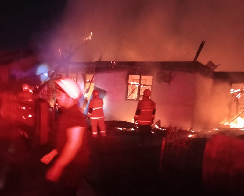 Petugas pemadam kebakaran tengah berjibaku melakukan proses pemadaman satu unit bangunan rumah di Jalan Meranti, Gang Sempurna I, Kelurahan Labuh Baru Timur, Kecamatan Payung Sekaki.