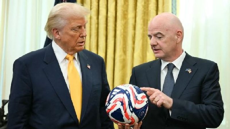 Presiden Donald Trump dan presiden FIFA Gianni Infantino dengan bola yang akan digunakan untuk Piala Dunia Antarklub, yang akan diadakan di AS musim panas ini.