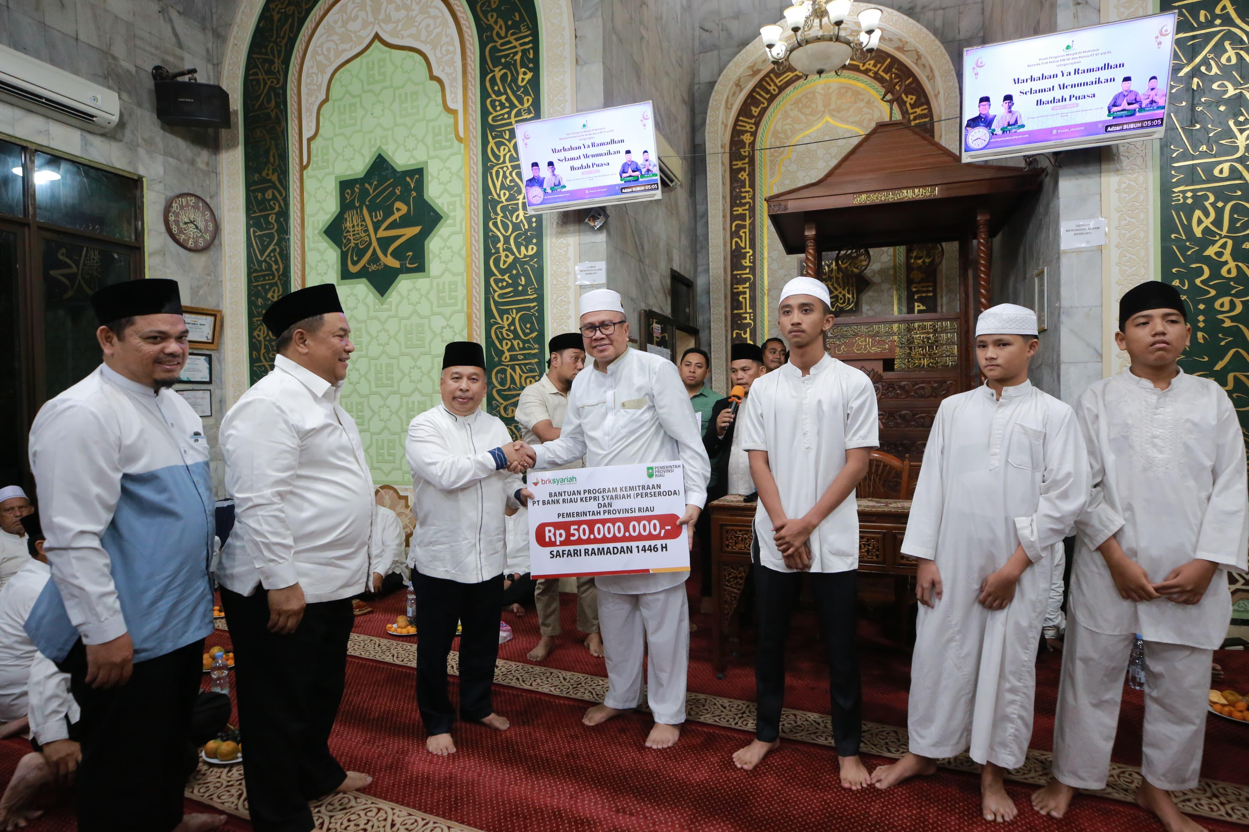 Penyerahan bantuan program CSR BRK Syariah kepada pengurus Masjid Al Muhsinin