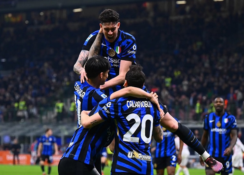 Pemain Inter MIlan merayakan gol saat mengalahkan tim juru kunci Monza 3-2 di San Siro.