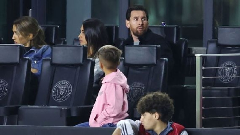 Lionel Messi menyaksikan saat timnya memenangkan leg pertama Piala Champions Concacaf melawan Cavalier SC.