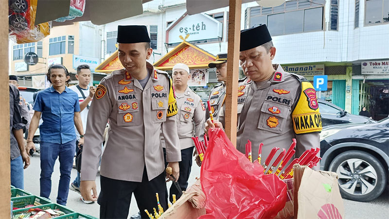 Kapolres Kuansing Angga Febrian Herlambang SIK SH bersama Waka Polres Kompol Novaldi SSos MSi meninjau pasar Ramadan di kawasan Taman Jalur Kecamatan Kuantan Tengah, Ahad (9/3/2025) sore.
