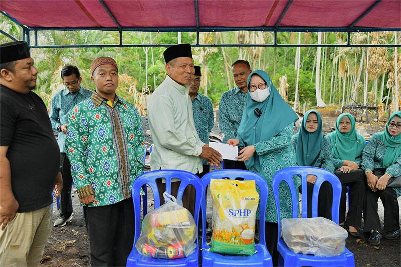 Azarudin korban kebakaran rumah di Jalan Sriwijaya RT01/RW02 Dusun Mandiri, Desa Pambang Baru, Kecamatan Bantan menerima bantuan dari Ketua TP PKK Bengkalis Siti Aisyah, Ahad  (9/3/2025).