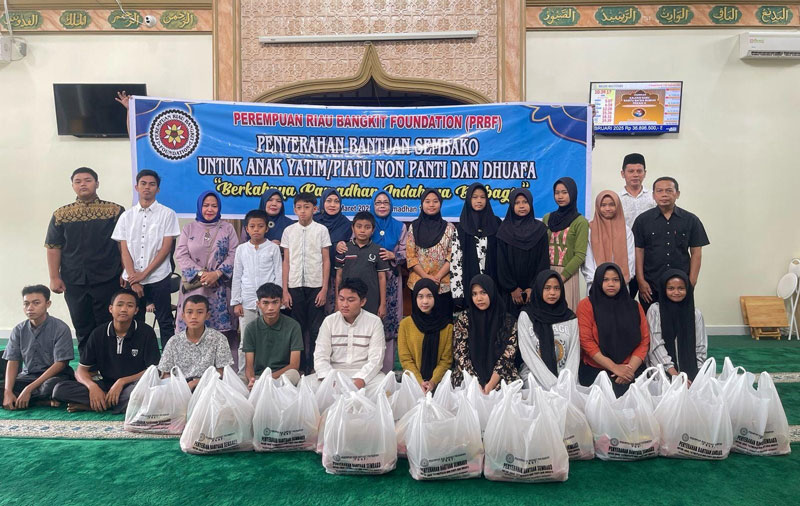 Pengurus PRBF foto bersama dengan penerima bantuan paket sembako didampingi Ketua RW 02 Tangkerang Labuai Munawar Aziz, Ahad (9/3/2025).