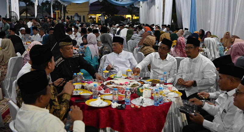 Bupati Rohil H Bistamam, Wabup Rohil Jhony&nbsp;Charles dan sejumlah pejabat buka bersama di mess Pemda Rohil di Bagansiapiapi, pekan lalu.&nbsp;