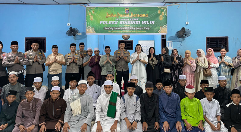Kapolsek Singingi Hilir Iptu Alfredo Krisnata Kaban foto bersama usai berbuka bersama santri Ponpes Al Minhaj, Desa Sungai Paku.