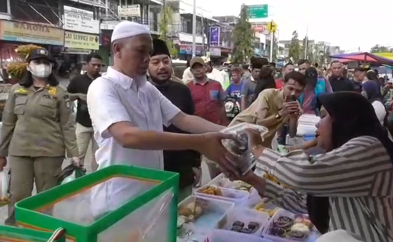 Wali Kota Dumai H Paisal membeli takjil di Jalan Jenderal Sudirman, Dumai, Sabtu (8/3/2025) sore.