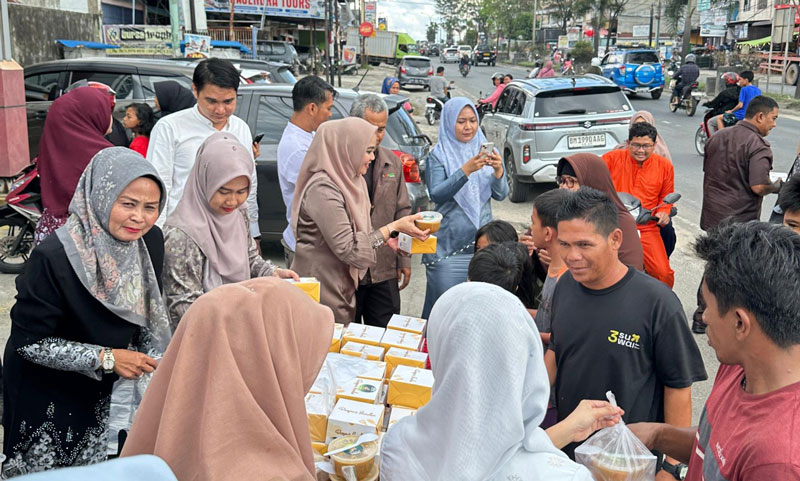 Para karyawan BRKS Cabang Duri Hang Tuah berbagi takjil kepada masyarakat yang melintas di Jalan Hang Tuah Duri, Jumat (7/3/2025) sore.