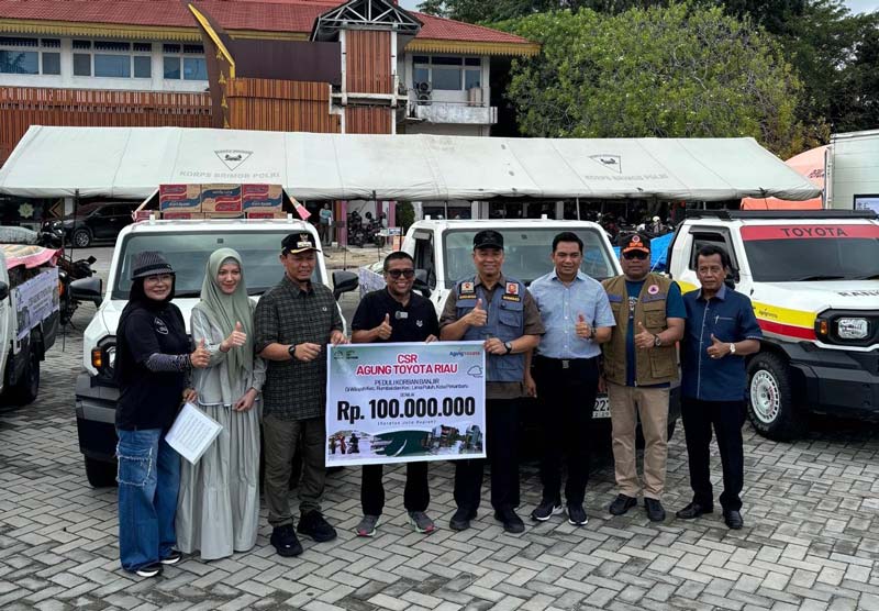 Regional Manager Agung Toyota Wilayah Barat, Mahmud Fauzi (tengah kacamata) menyerahkan bantuan sembako untuk korban banjir secara simbolis kepada Wali Kota Pekanbaru, Agung Nugroho.