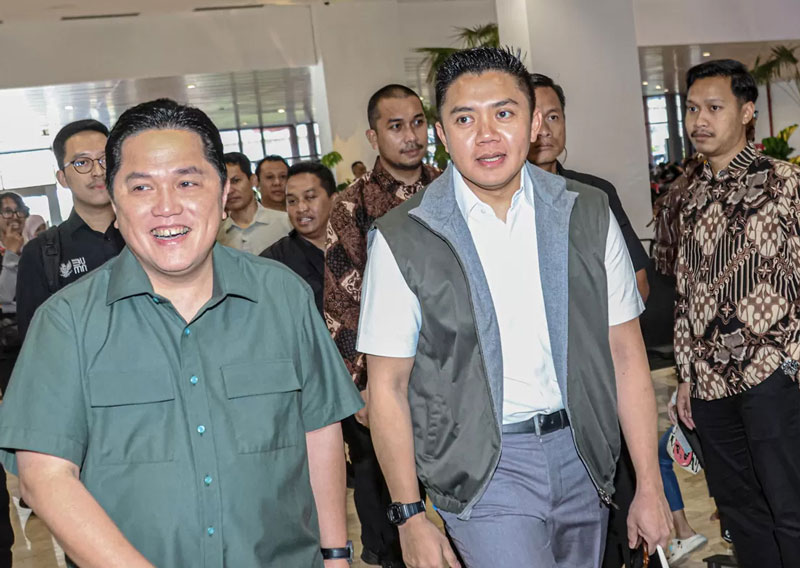 Menteri BUMN Erick Thohir (kiri) dan Sekretaris Kabinet Teddy Indra Wijaya meninjau masjid saat datang ke Umroh Lounge di Terminal 2F, Bandara Soekarno-Hatta, Tangerang.