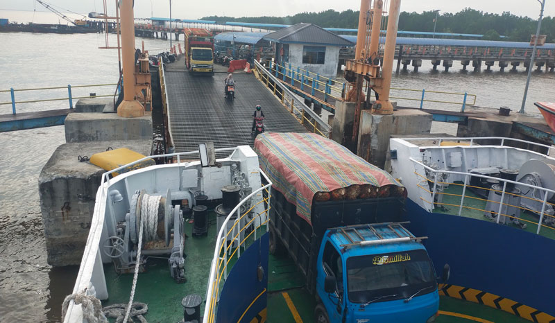Sejumlah kendaraan saat akan masuk ke penyeberangan Ro Ro Air Putih dan Sungai Selari, Ahad (9/3/2025). Dishub Bengkalis akan menerapkan sistem genap-ganjil.