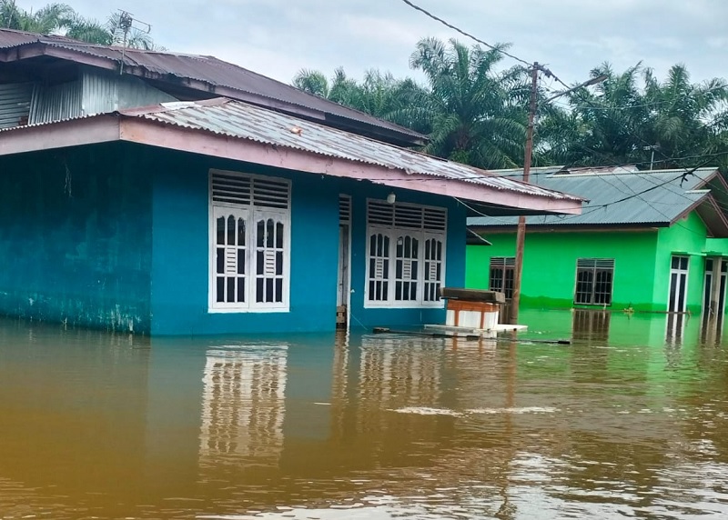 Banjir masih melanda Desa Buluh Cina, Kecamatan Siak Hulu, Kabupaten Kampar, Senin (10/3/2025).