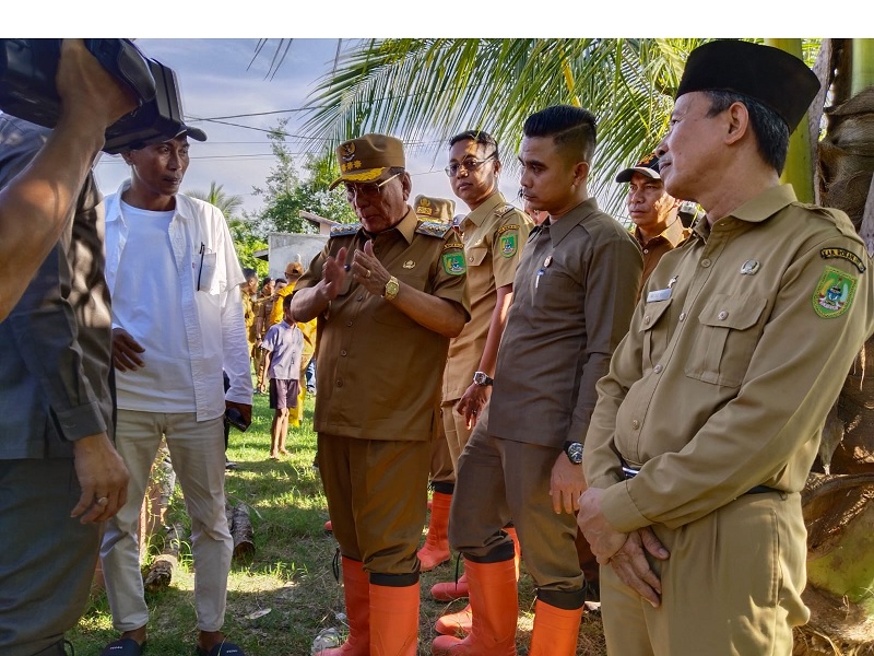 Bupati Rohil H Bistamam didampingi Wabup Jhony Charles berdialog dengan warga menyikapi kondisi lingkungan dan antisipasi banjir di daerah KPL Kelurahan Bagan Hulu, Bangko, Senin (10/3/2025).