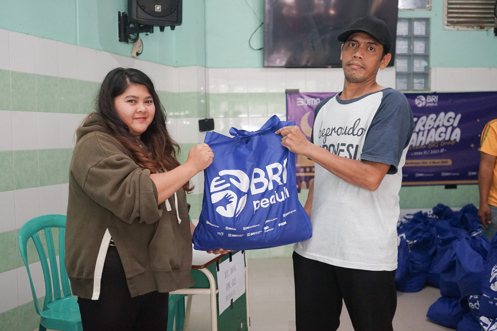 Penyerahan Paket sembako Program Berbagi Bahagia Bersama BRI Group