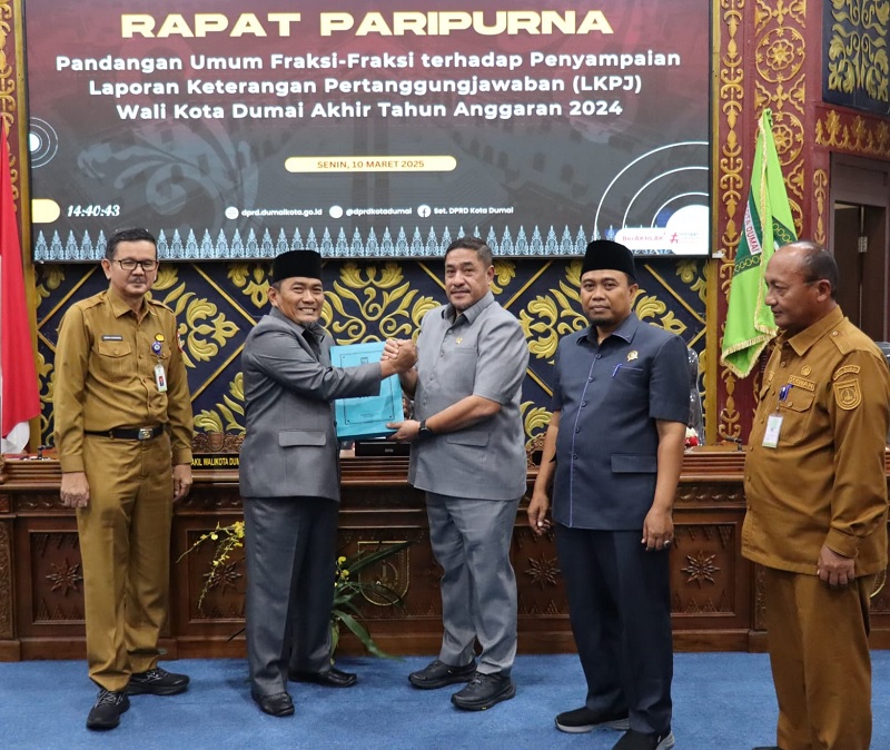 Pimpinan rapatJohannes MP Tetelepta didampingi Agus Miswandi dan Hadiono, Senin (10/3/2025) menyerahkan hasil pandangan umum fraksi terhadap LKPj Walikota Dumai tahun 2024 kepada Wakil Wali Kota Duma.