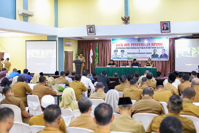 Bupati Kepulauan Meranti Asmar membuka Kick-Off dan Forum Konsultasi Publik Penyusunan RPJMD tahun 2025-2029, yang berlangsung Afifa Ballroom Selatpanjang, Senin (10/3/2025).