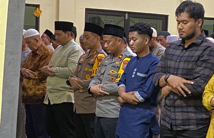 Kapolres Bengkalis AKBP Budi Setiawan (3 dari kanan) khusuk mengikuti salat berjamaah di Musala Albaqi Kelurahan Bengkalis Kota, Ahad (9/3/2025) malam.