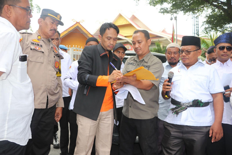 Anggota DPRD Riau Fraksi PKS Abdullah menerima aspirasi yang disampaikan pengunjuk rasa di depan Kantor DPRD Riau, Senin (10/3/2025).
