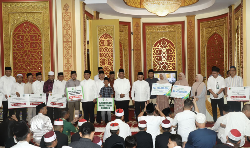 Gubernur Riau Abdul Wahid didampingi Bupati Rohul Anton ST MM foto bersama usai menyerahkan sejumlah bantuan dalam acara Safari Ramadan Pemprov Riau.
