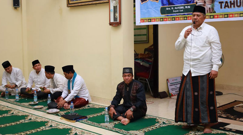 Bupati Siak Alfedri saat memberikan sambutan dalam safari Ramadan di Masjid Jamik Ar Rafi&rsquo;u, Kampung Buantan Besar, Kecamatan Siak, Ahad (9/3/2025).