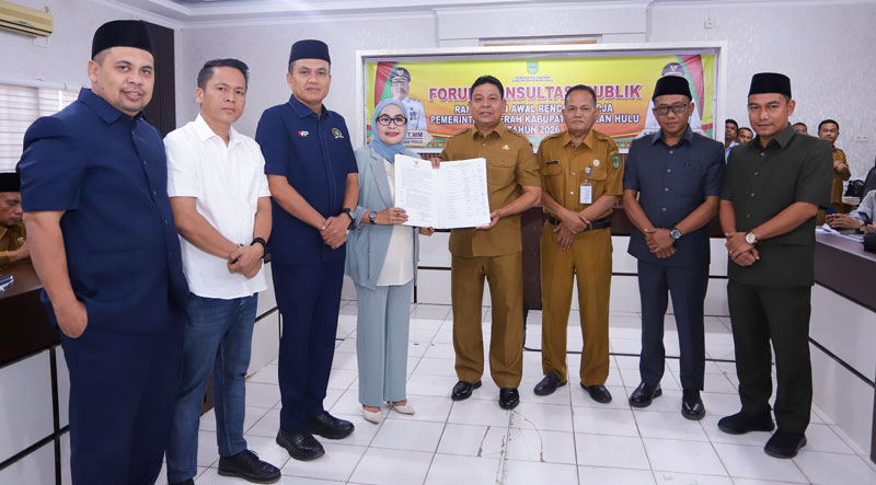 Wabup Rohul H Syafaruddin Poti bersama Ketua DPRD Rohul Hj Sumiartini menunjukkan berita acara yang ditandatangani usai membuka FKP rancangan awal RKPD tahun 2026 di aula kantor Bappeda Rohul.
