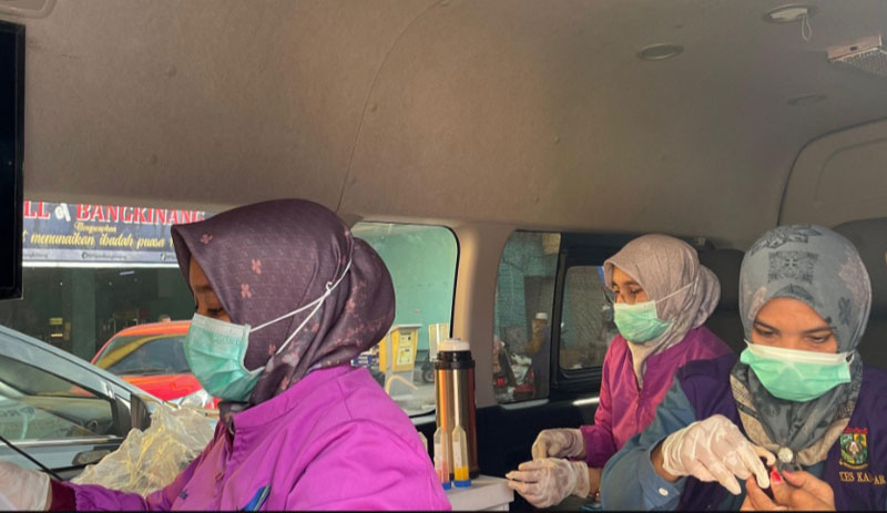 Petugas BBPOM Pekanbaru melakukan uji sampel menggunakan test kit di Pasar Takjil Plaza Bangkinang, Jalan Sisingamangaraja, baru-baru ini.