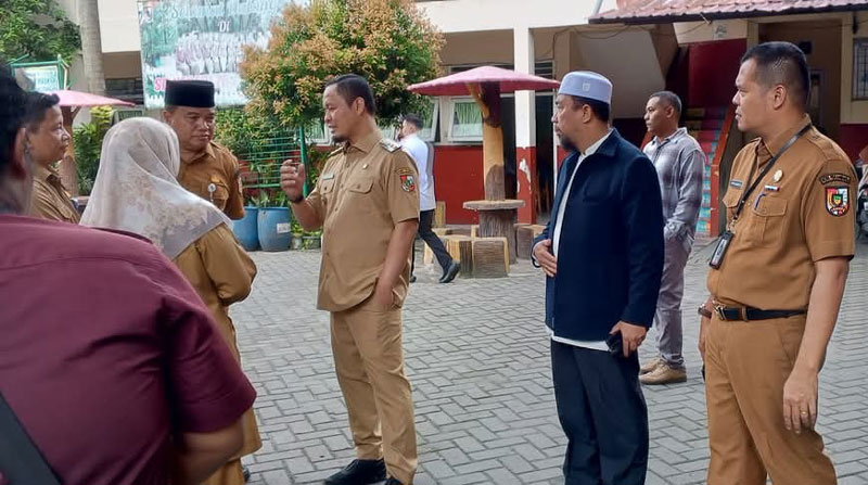 Wali Kota Pekanbaru Agung Nugroho didampingi Kadisdik Abdul Jamal meninjau SDN 43 Pekanbaru, Senin (10/3/2025).