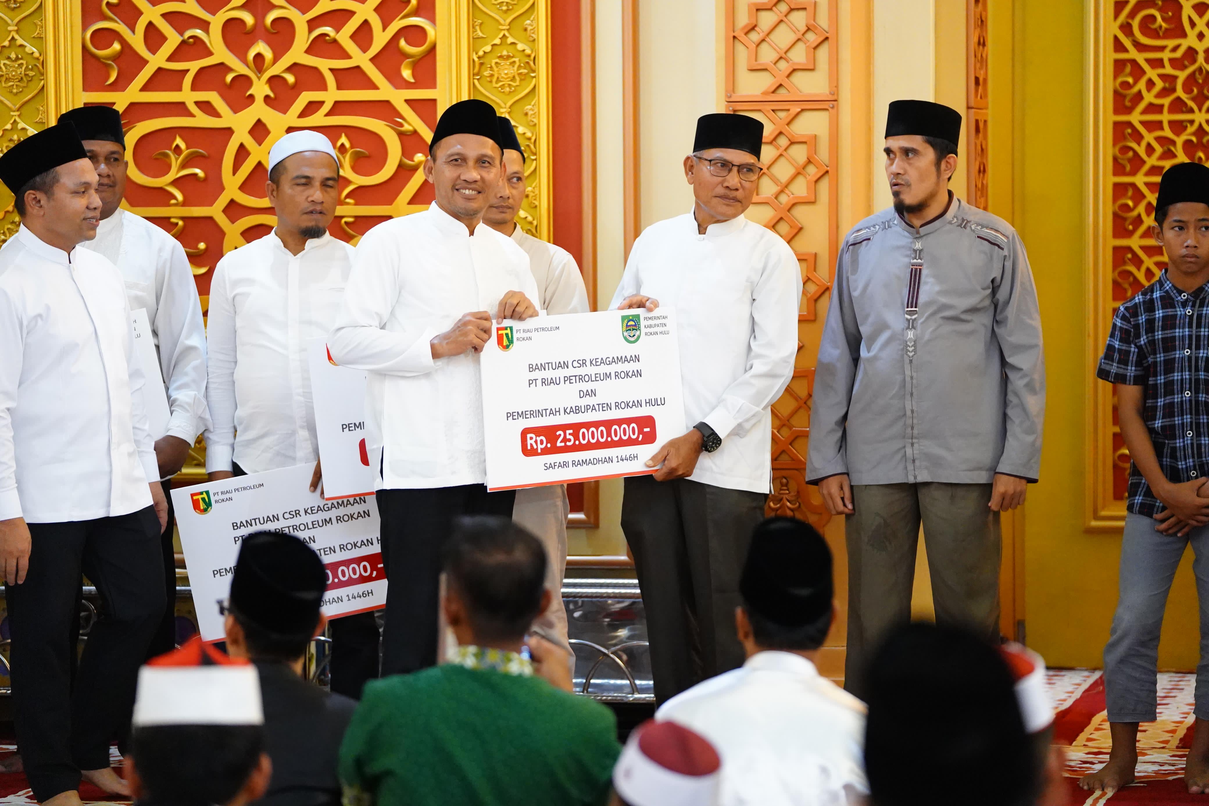 Direktur Kepatuhan dan Manajemen Risiko BRK Syariah, Fajar Restu Febriansyah dipercaya menyerahkan bantuannya CSR Riau Petrolium Rokan kepada salah satu pengurus masjid.