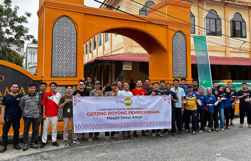 Manajemen Living World Pekanbaru foto bersama dengan perwakilan tenan dan vendor saat  kegiatan pembersihan di area halaman Masjid Darul Amal, Pekanbaru belum lama ini.