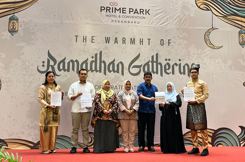 Manajemen Prime Park Hotel and Convention Center foto bersama mitra strategis usai penandatanganan kontrak kerja sama dalam acara Ramadan Gathering di Ballroom Hotel Prime Park.