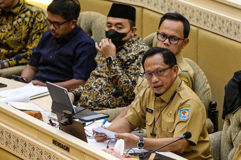 Menteri Dalam Negeri Tito Karnavian (kanan) bersama Wakil Menteri Dalam Negeri Bima Arya (dua kanan), dan Ketua KPU Mochammad Afifuddin (dua kiri).