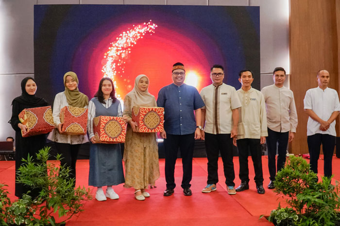 Jajaran manajemen Aryaduta Hotel Pekanbaru memberikan bantuan dalam acara Harmoni Ramadhan yang digelar Senin (10/3/2025) malam.
